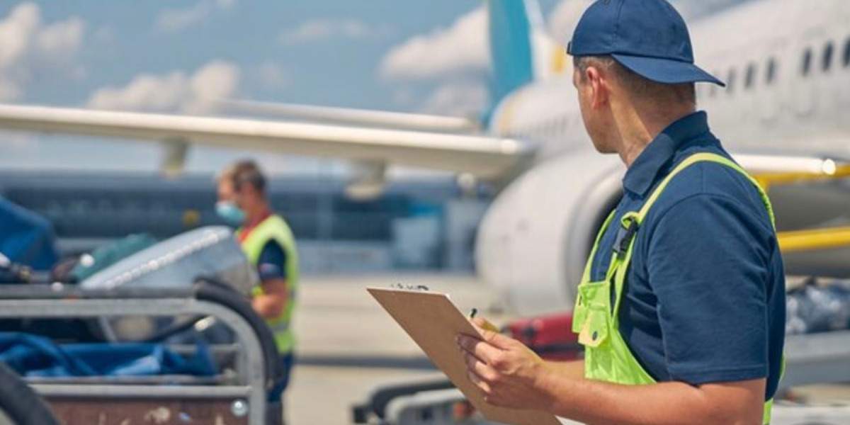 Un empleado de la empresa de handling Groundforce, del grupo Globalia.