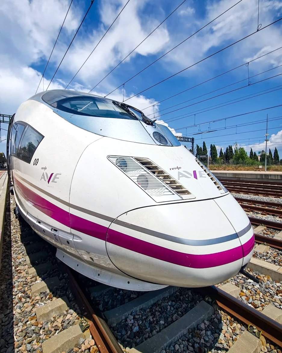 Renfe aparca l'alta velocitat Barcelona-París per les traves en l'homologació de trens