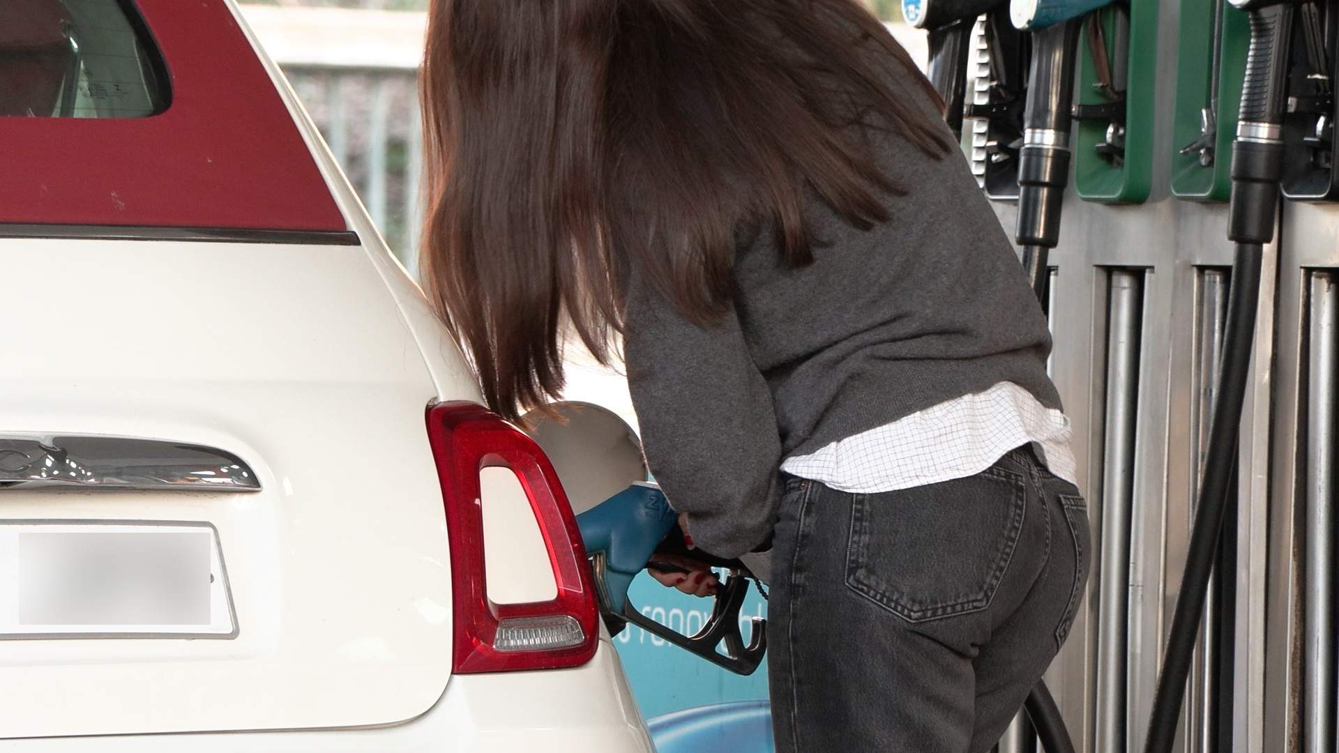 Omplir el dipòsit en Setmana Santa: 20 euros més car que fa un any, però 10 més barat que fa un mes