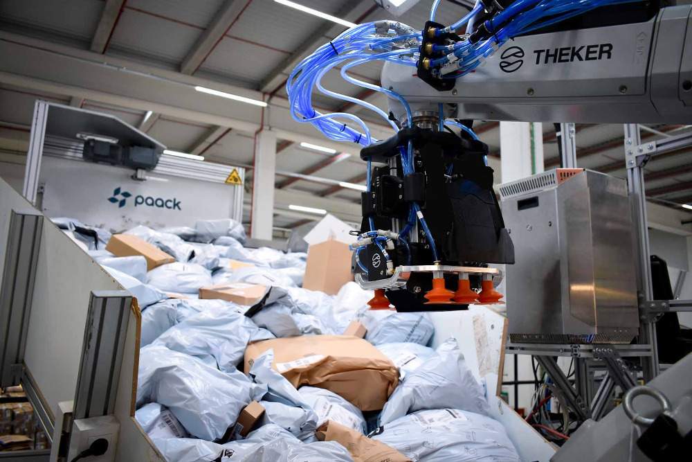 Theker, participada d'Inditex, robotitza amb IA la tria de paquets de Paack