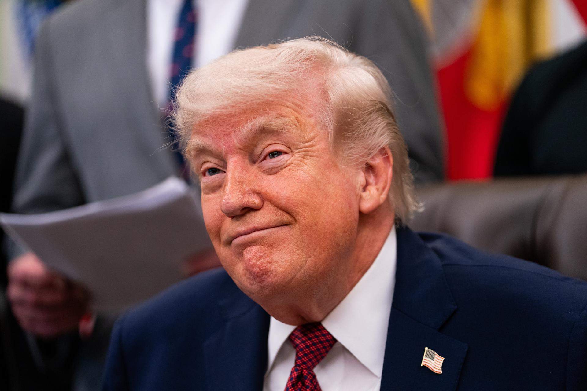 Trump declara una altra guerra comercial a Europa amb aranzels del 25% per als cotxes i camions