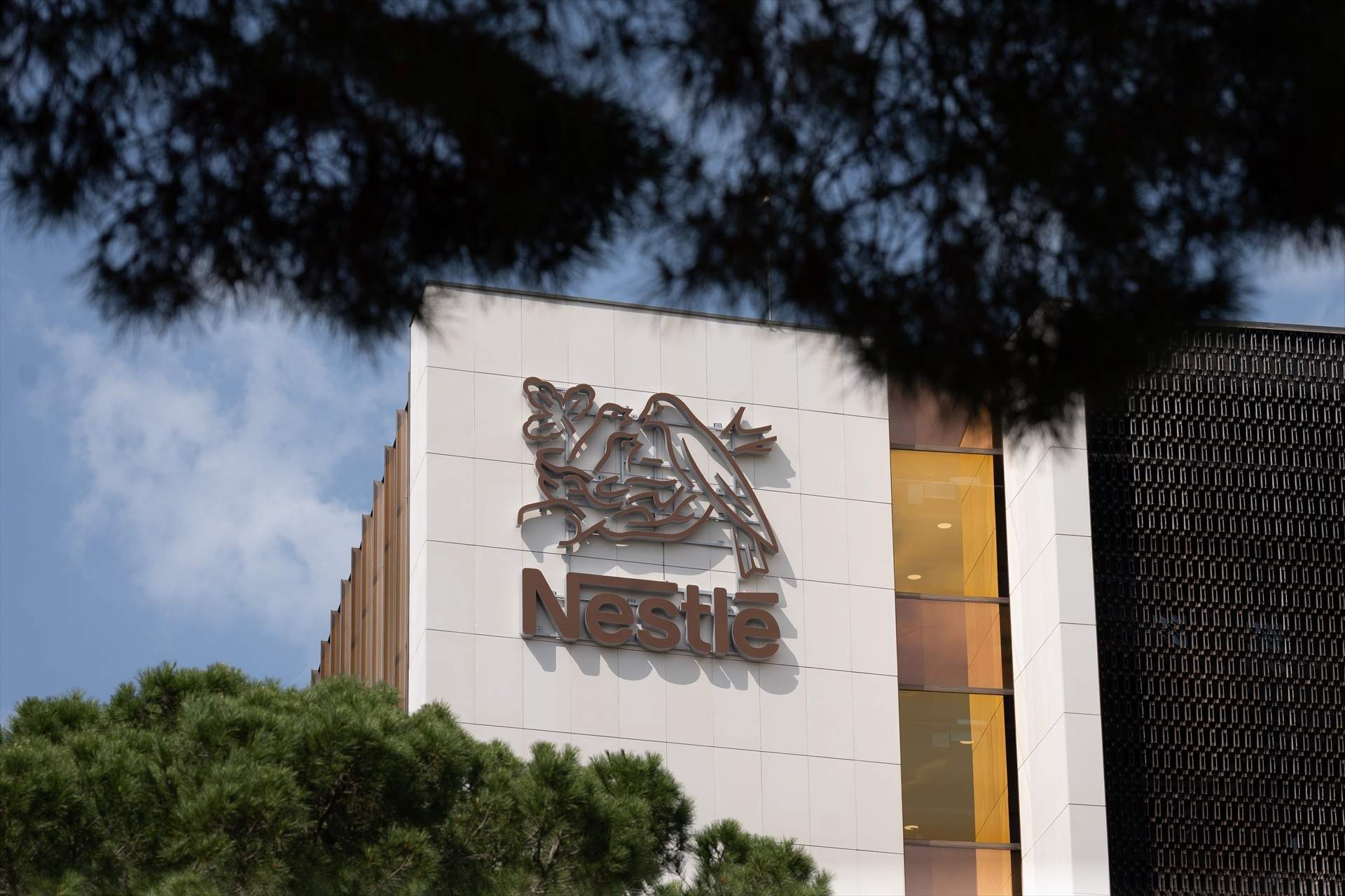 Façana de les oficines centrals de Nestlé España a Esplugues de Llobregat (Barcelona).  David Zorrakino / Europa Press