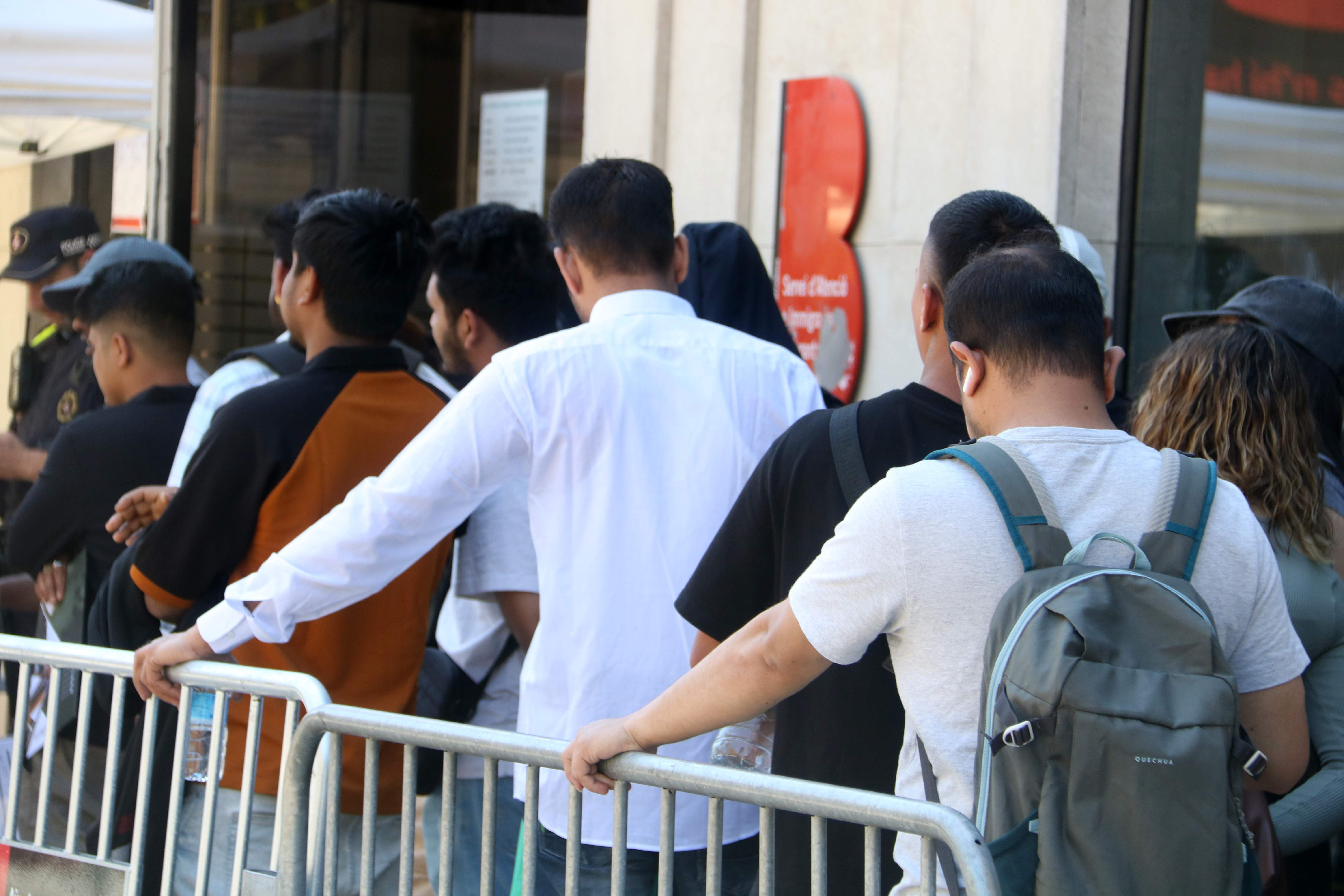 Migrants fent cua a Barcelona per presentar el certificat de vulnerabilitat. Foto Pau Cortina ACN