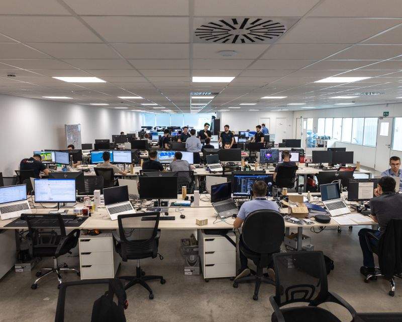 L'equip d'enginyeria de la companyia Bold, treballant al departament de la firma a Montmeló (Barcelona). Foto: Bold Value Technology