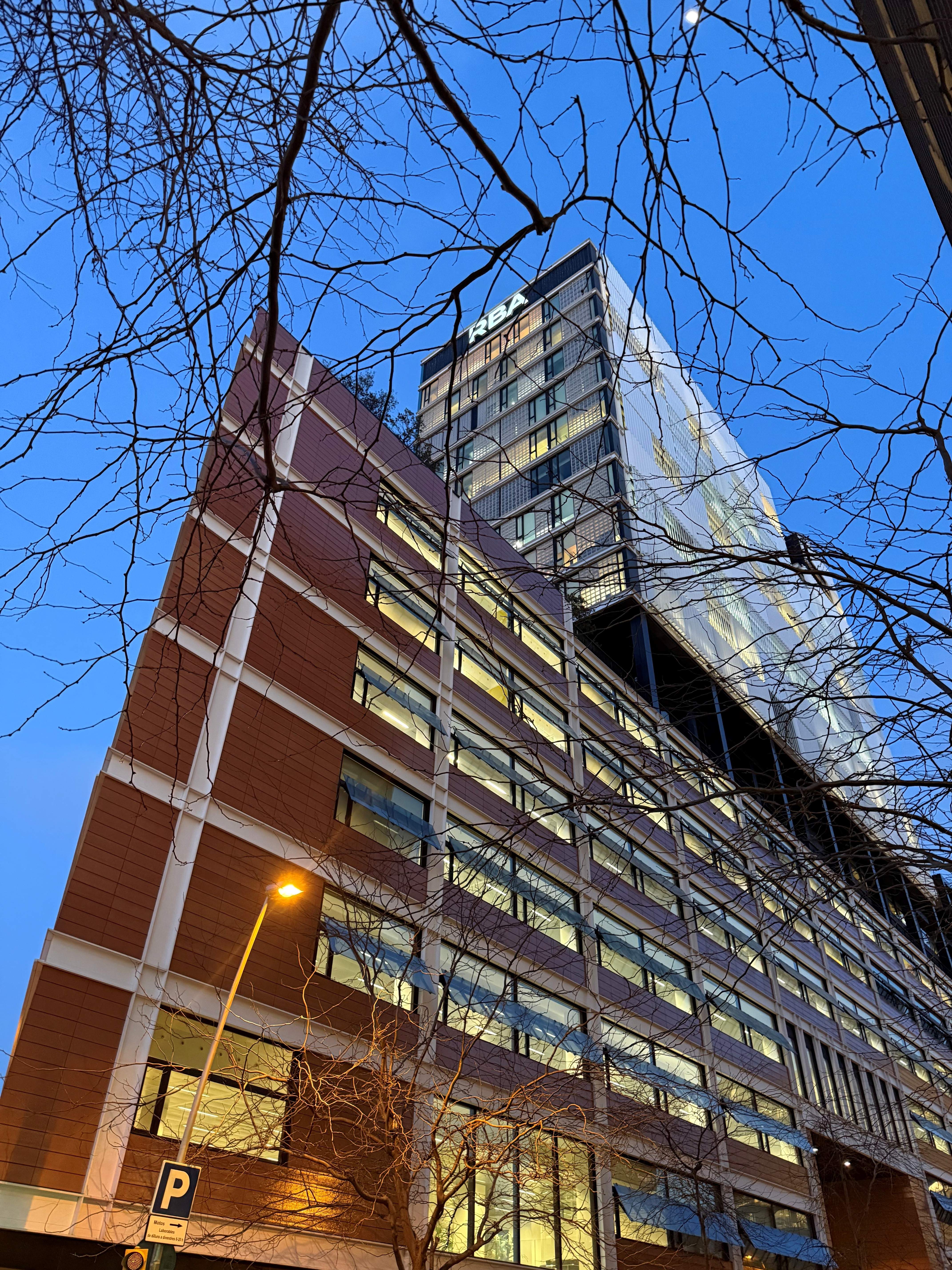 Icyesa (Onix Renta) compra per 100 milions la torre d’oficines d’RBA, obra d'Oriol Bohigas
