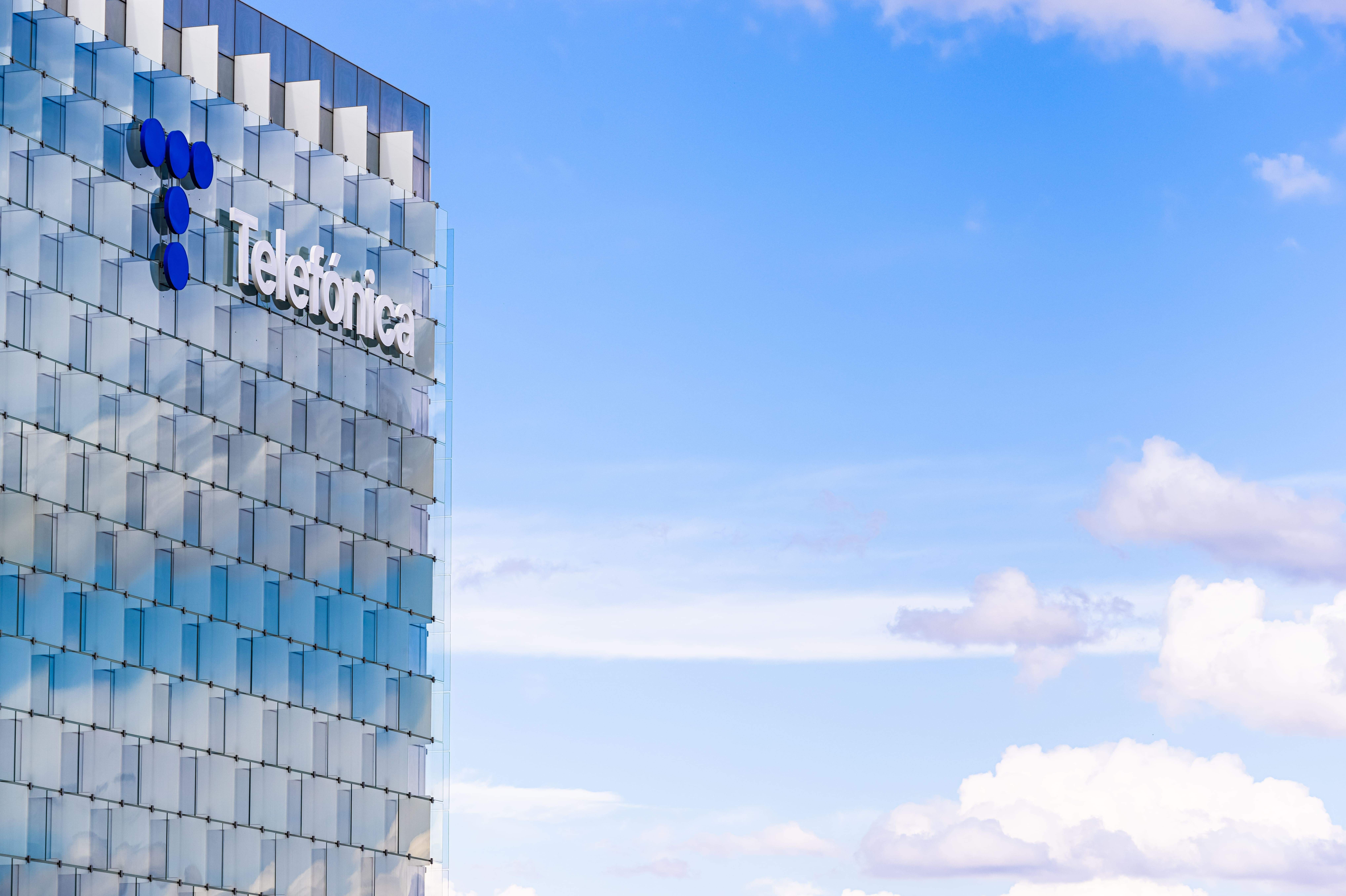 Telefónica activa els centres de Barcelona i Terrassa per impulsar la IA