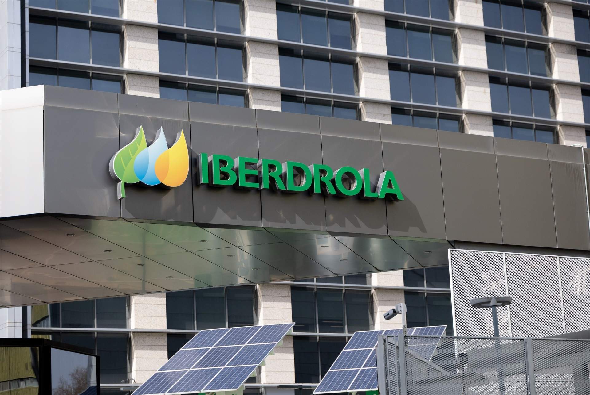 Iberdrola premia a los accionistas con 4.500 millones y un complemento de 0,42 euros