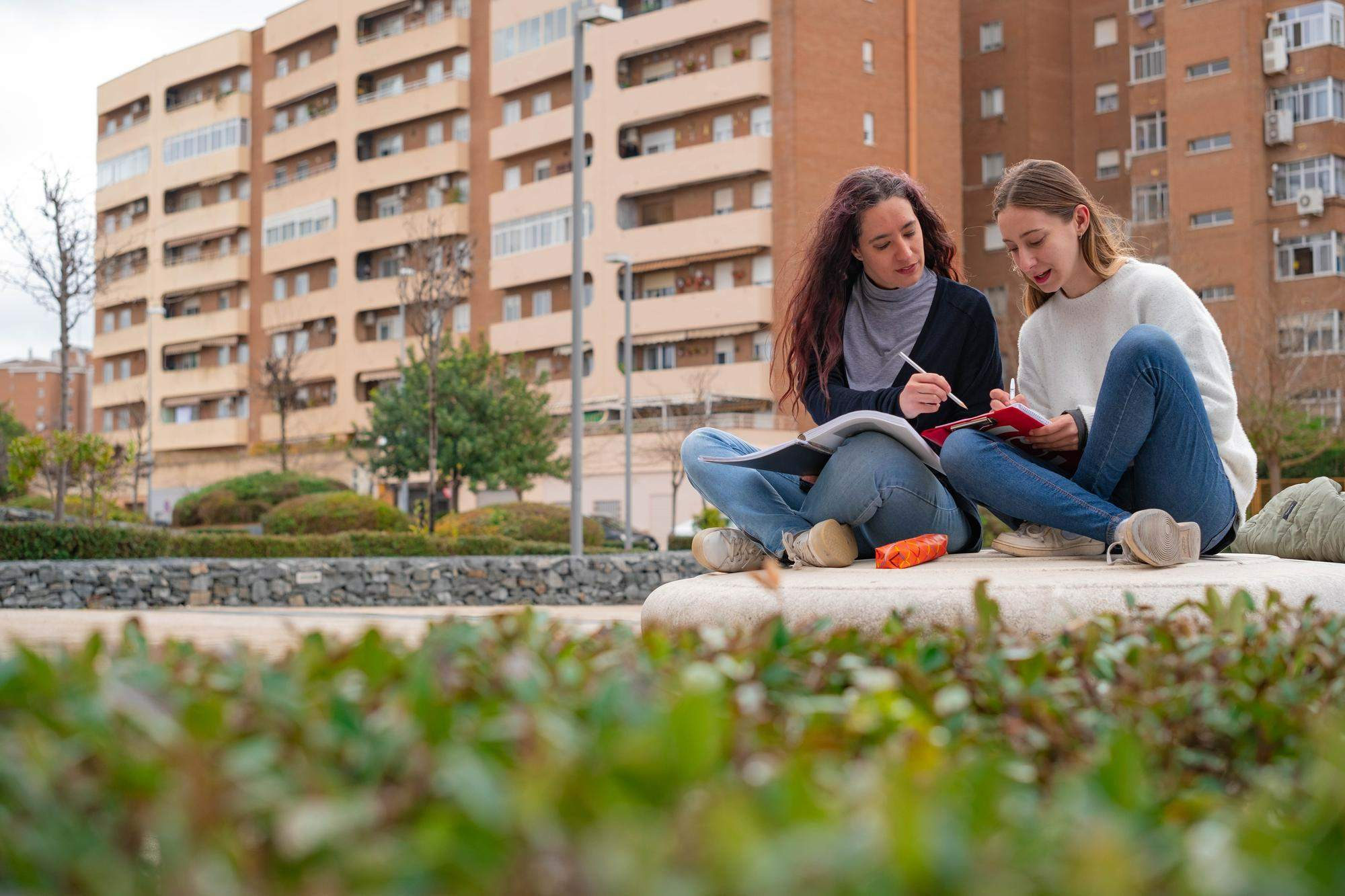 Pagar el alquiler aun sin vivir en él: los universitarios se adelantan al verano para no quedarse sin piso
