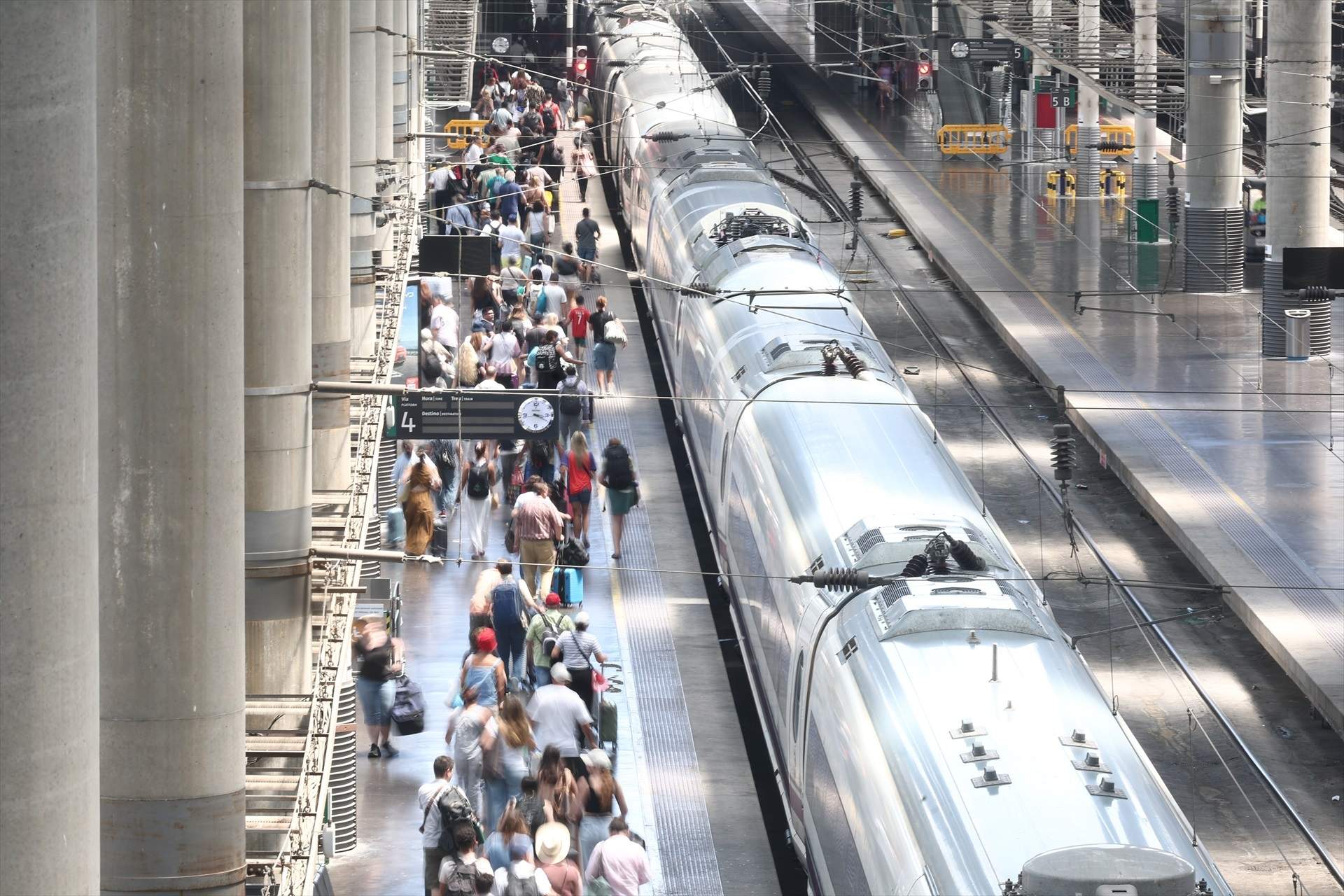 EuropaPress 7630325 pasajeros anden estacion trenes puerta atocha huelga 24 horas transporte