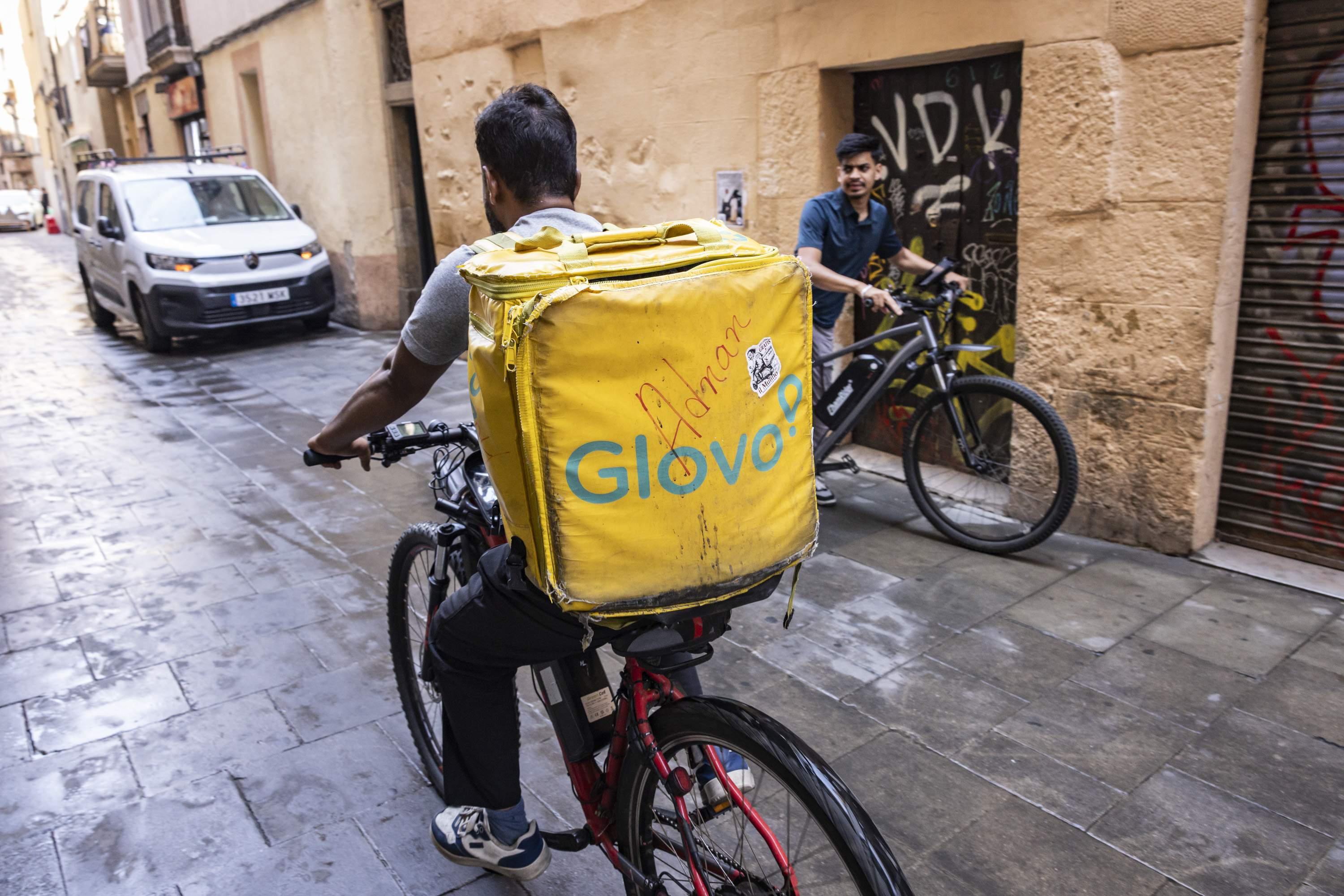 Treball obre un expedient sancionador a Glovo per mantenir el servei en una onada de calor