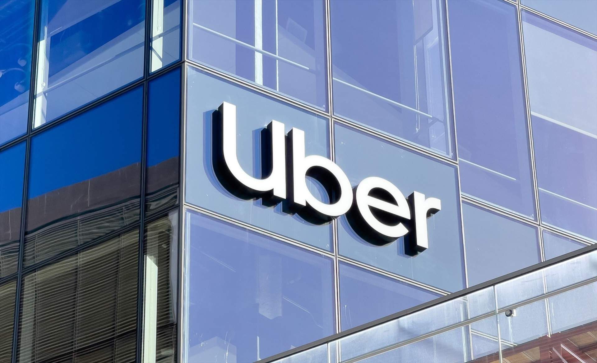 Uber recortará 3.300 empleos mientras paga 12.700 millones por Delivery Hero