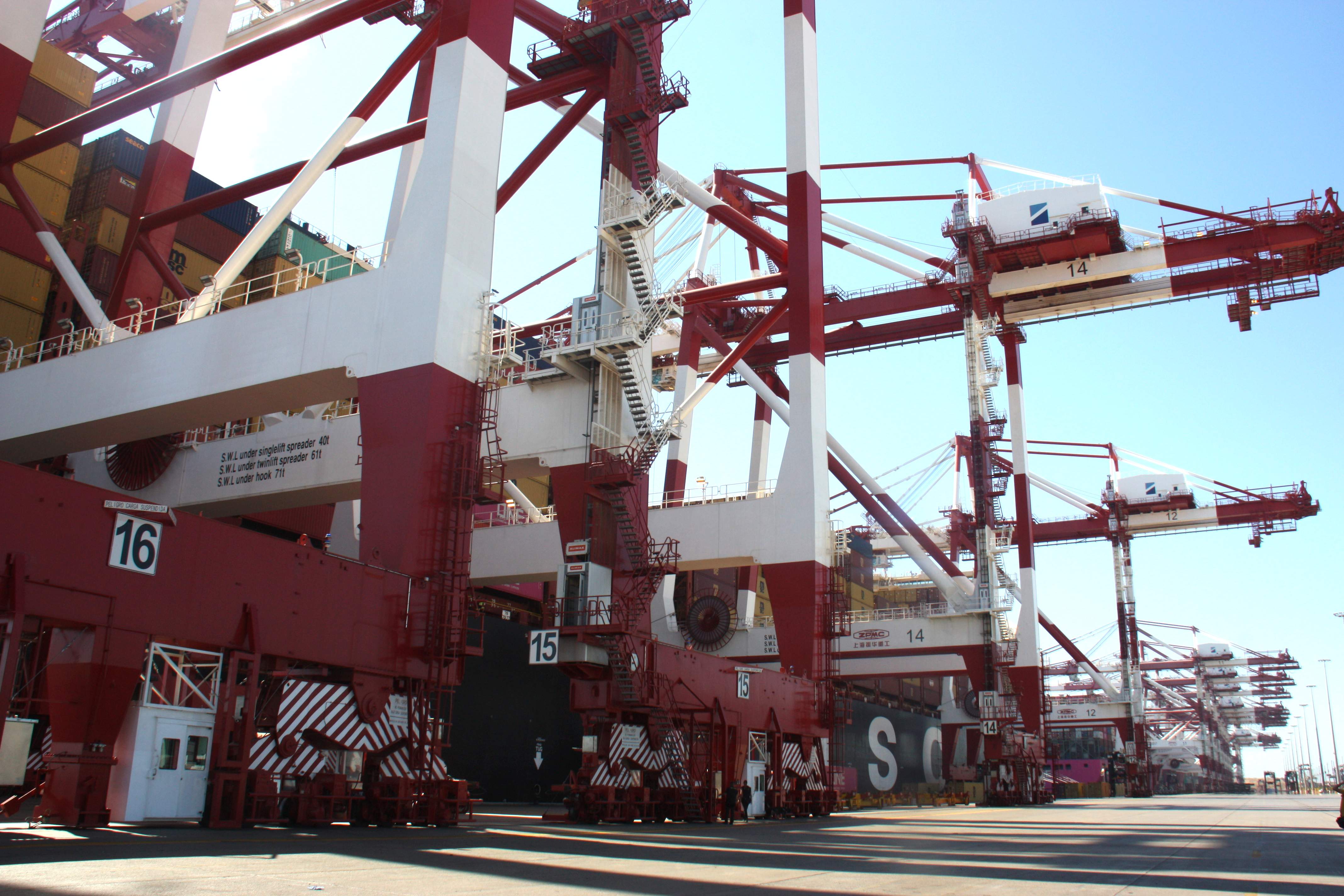 La terminal BEST del Port de Barcelona estrena dues grues de 130 milions d'euros