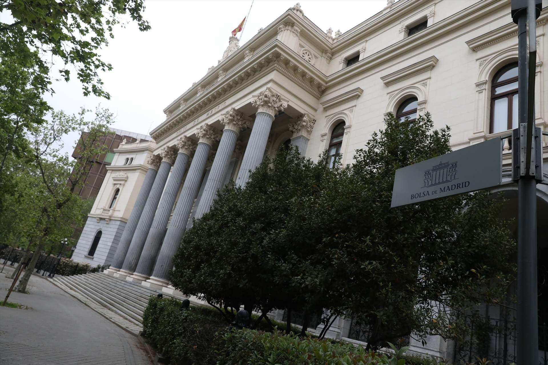 L'Ibex-35 sosté els 19.000 punts per les bones notícies de les tecnològiques americanes