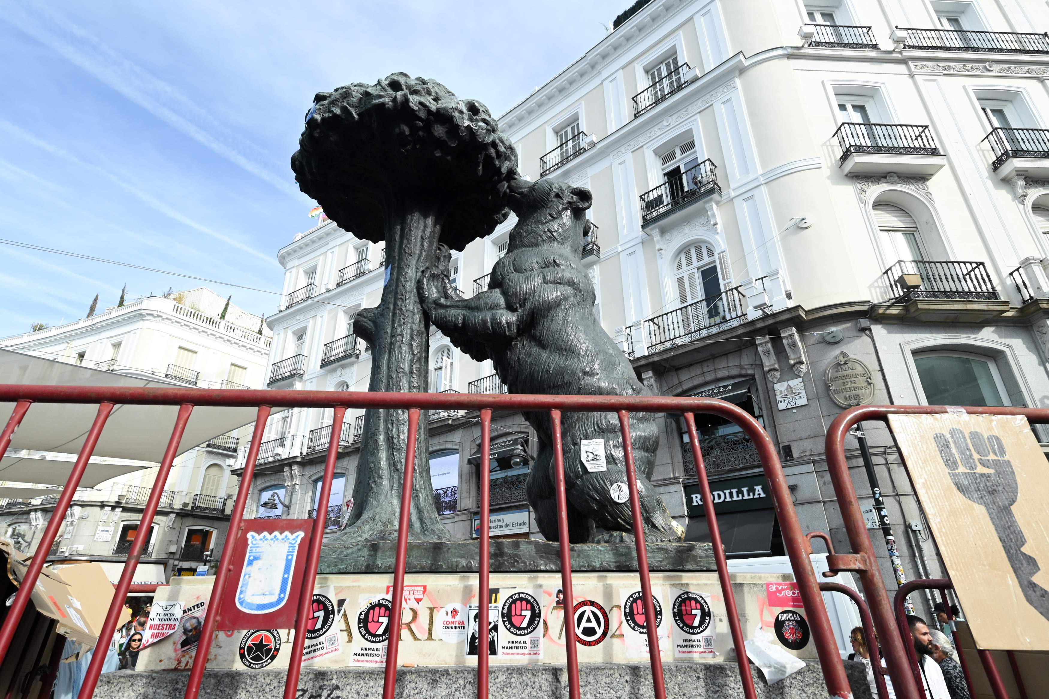 EuropaPress 7812063 estatua oso madrono acampada vivienda puerta sol octubre 2026 madrid espana