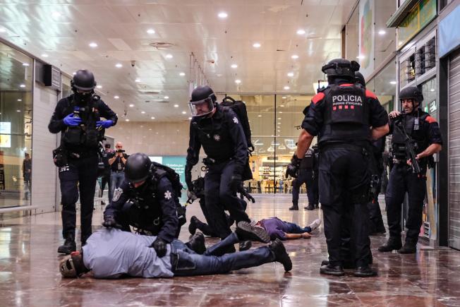 En l'exercici també hi ha participat la UIS del SEM, especialistes en incidents crítics amb foc real