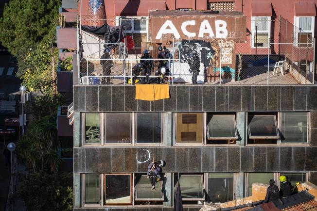 Imágenes del desalojo del Kubo y la Ruina, en Barcelona