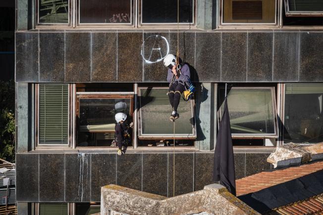Imágenes del desalojo del Kubo y la Ruina, en Barcelona