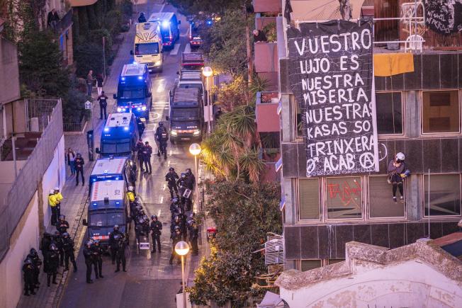 Imágenes del desalojo del Kubo y la Ruina, en Barcelona