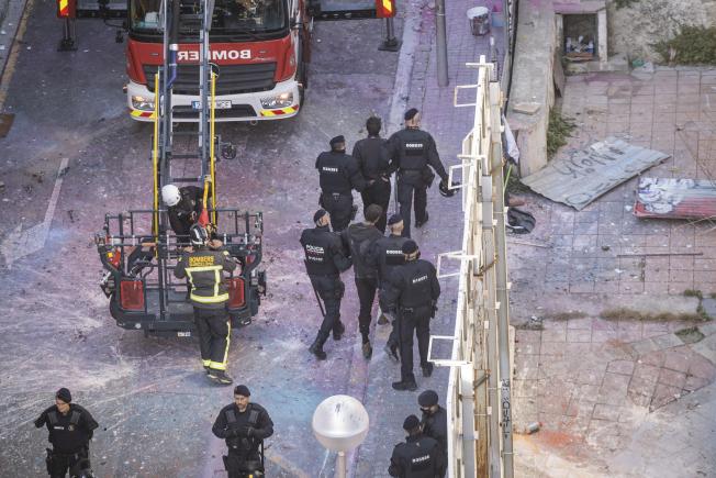 Imágenes del desalojo del Kubo y la Ruina, en Barcelona