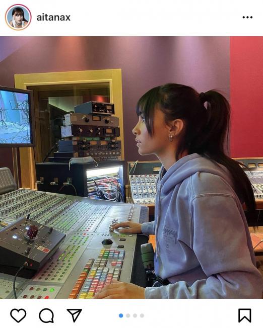 Aitana en la mesa de mezclas del estudio donde graba (Instagram)