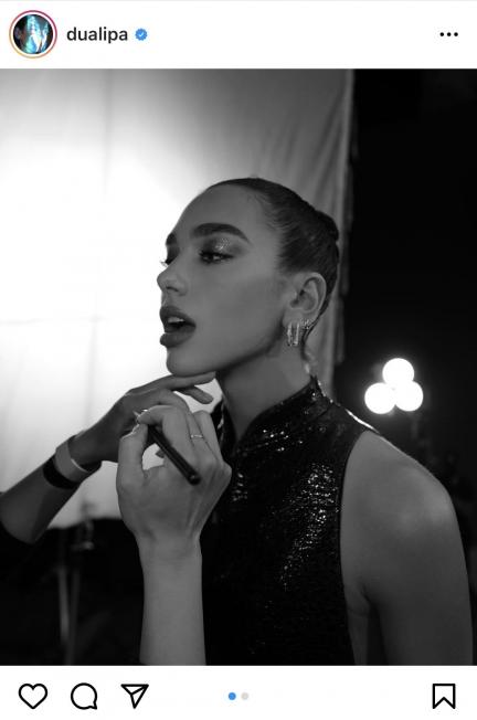 Dua Lipa publica una foto mientras le pintan los labios (Instagram)