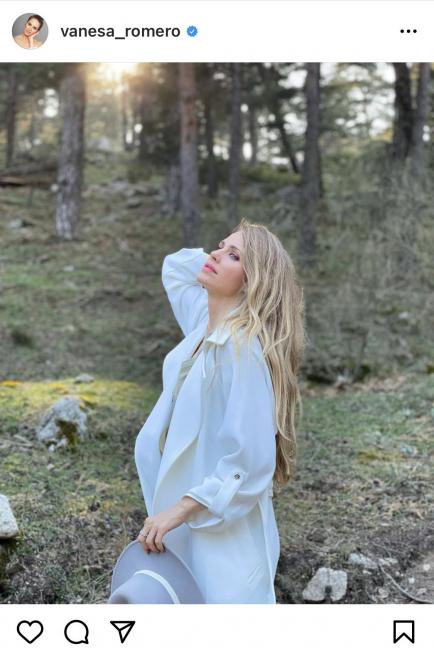 Vanesa Romero vestida de azul en honor en la lluvia (Instagram)