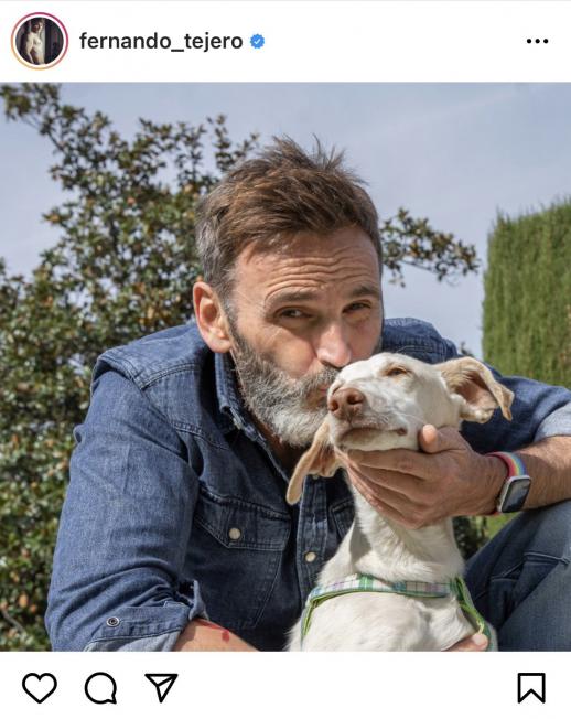 Fernando Tejero conmemora el día del beso con su perro (Instagram)