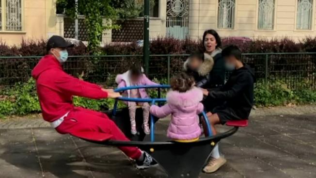 Tots els fills de Cristiano gaudint del balancí del parc amb els seus pares (Instagram)