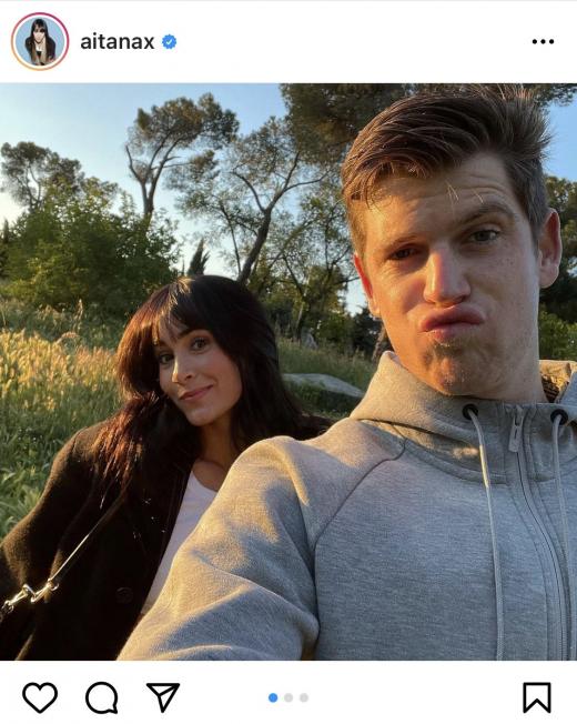 Aitana y Miguel Bernardeau paseando juntos por el campo (Instagram)