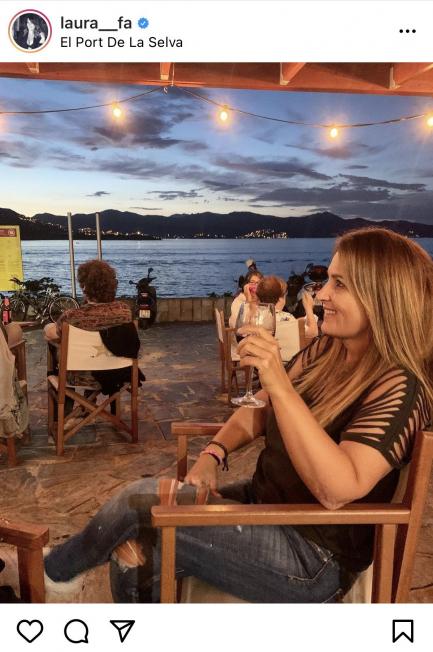 Laura Fa, con ganas de verano, en un chiringuito (Instagram)
