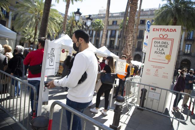 Mesures anti-Covid a l'accés a l'area perimetral de la plaça Reial