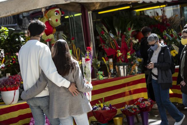 I de parelles, ella amb almenys una rosa, a cabassos