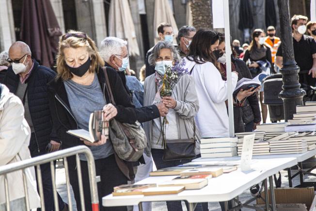 Intercanvi de flors i llibres, com mana la tradició de Sant Jordi