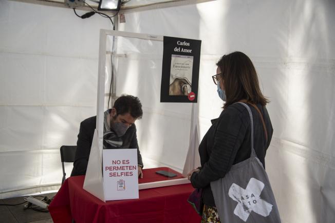 Els autors han signat els seus llibres, sense la possibilitat de fer-se selfies