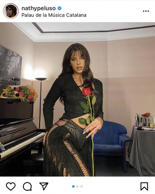 Nathy Peluso a Barcelona amb una rosa de Sant Jordi (Instagram)