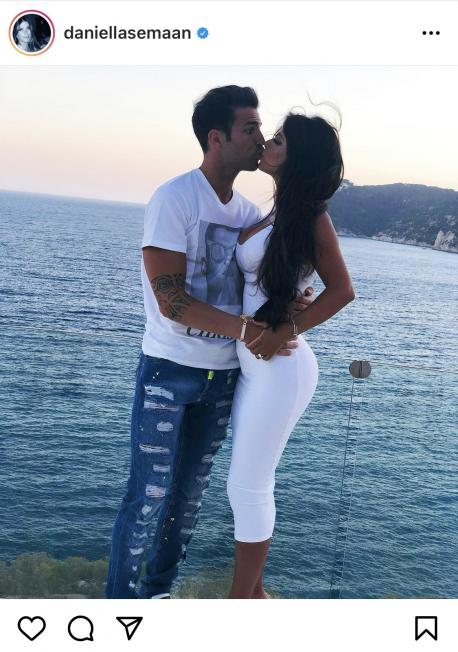 Daniella Semaan i Cesc Fàbregas junts al mar (Instagram)