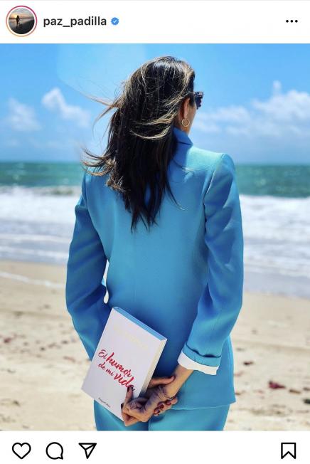 Paz Padilla en la playa de Cádiz con su libro (Instagram)