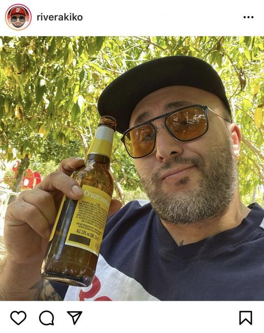 Kiko Rivera felicita el divendres amb una cervesa a la mà (Instagram)