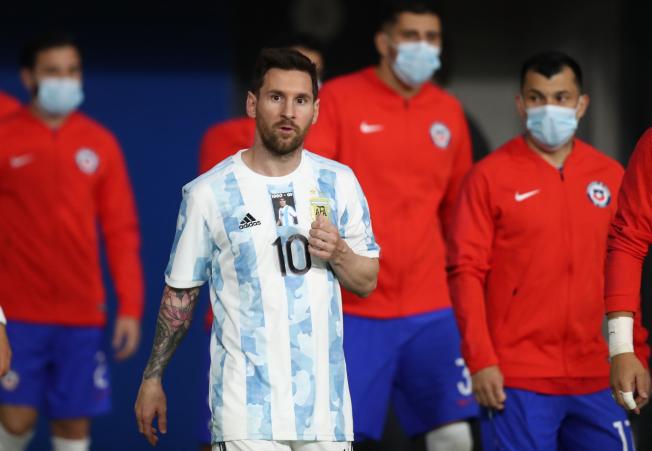 Messi, amb la imatge de Maradona a la samarreta / EFE