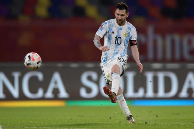 Messi xutant una falta / EFE