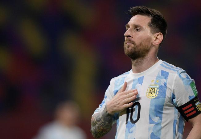 Messi tocant-se el pit / EFE