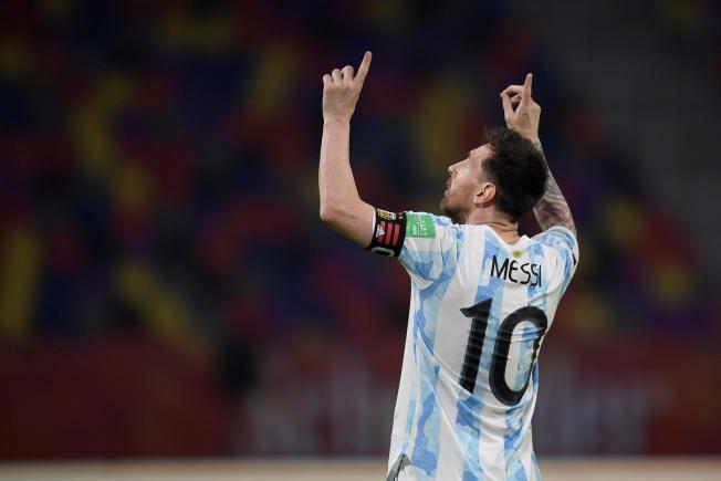 Mirada al cel de Messi / EFE