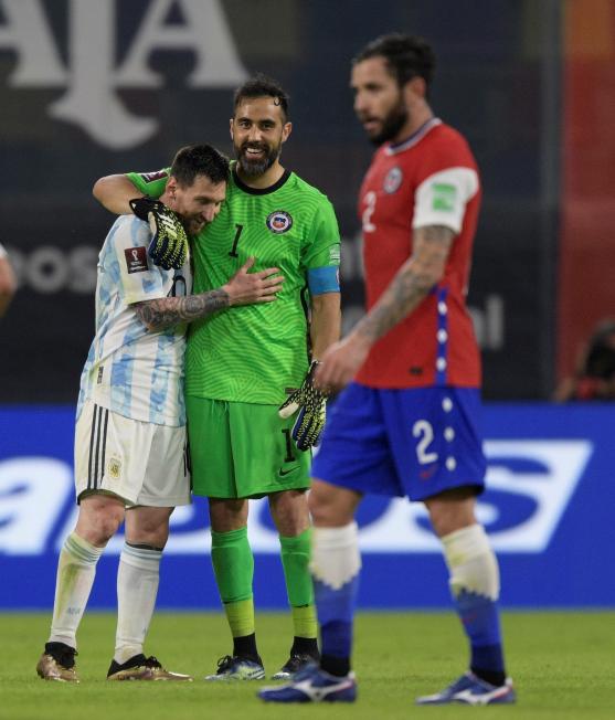 Messi i Bravo s'abracen / EFE