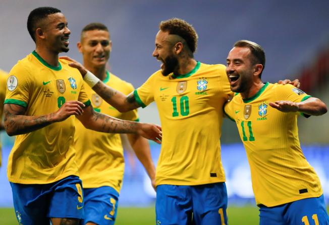 Los jugadores de Brasil celebran uno de los goles / EFE