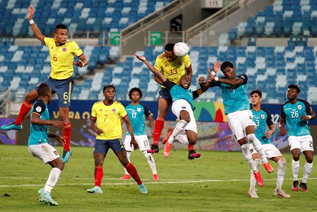Cop de cap de Mina durant el Colòmbia-Equador / EFE
