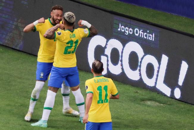 Neymar i Gabi celebren un gol / EFE