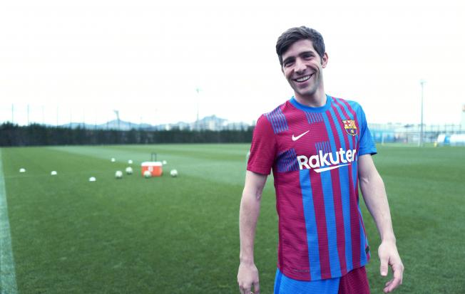 Sergi Roberto con la nueva camiseta del Barça