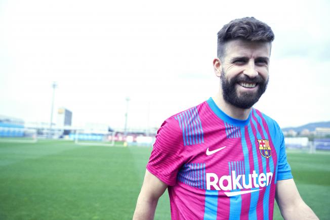 Gerard Piqué con la nueva camiseta del Barça