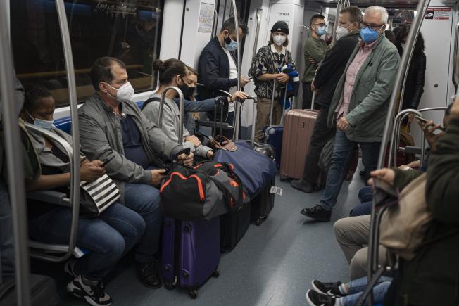 Multitud de turistes al metro de Barcelona