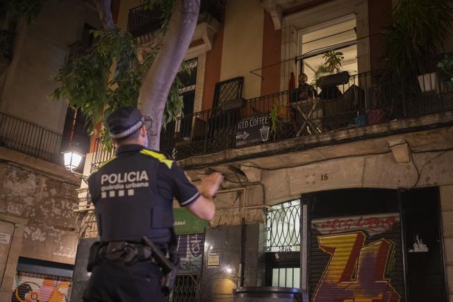 Policia demanant calma a un turista en apartament